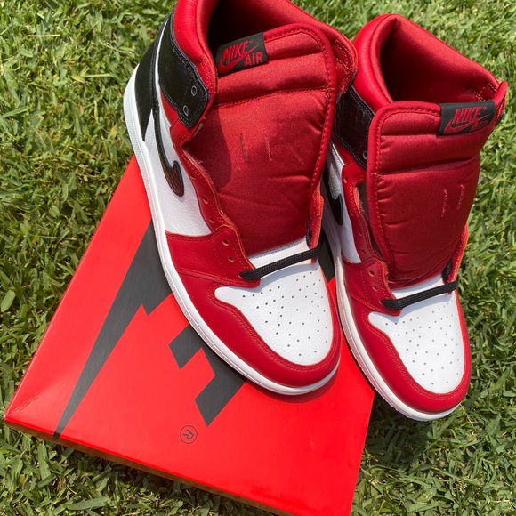 Jordan Retro 1 “Satin Chicago’s “ - Picture 3 of 3